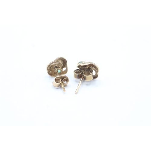 185 - 9ct gold emerald stud earrings (1g)