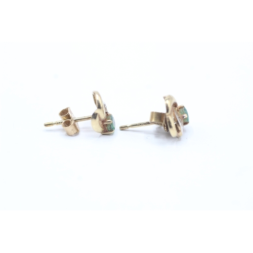 185 - 9ct gold emerald stud earrings (1g)