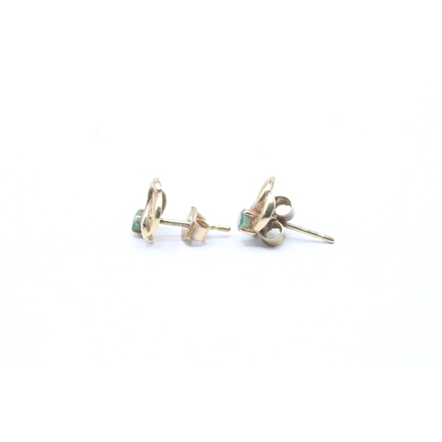 185 - 9ct gold emerald stud earrings (1g)