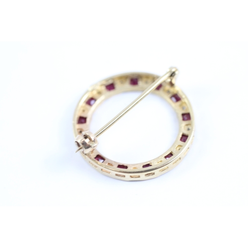 186 - 9ct gold ruby & diamond circular brooch (3g)