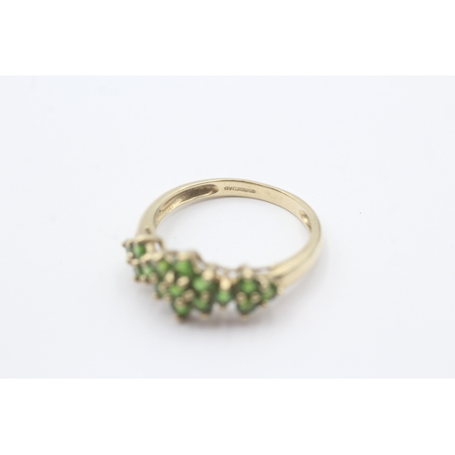 201 - 9ct gold green garnet flower cluster ring (2.2g) Size O