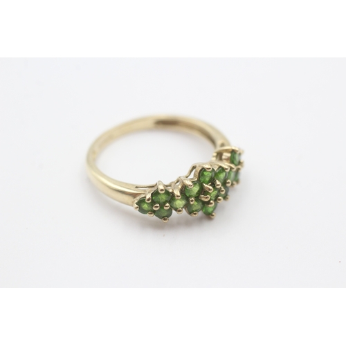 201 - 9ct gold green garnet flower cluster ring (2.2g) Size O