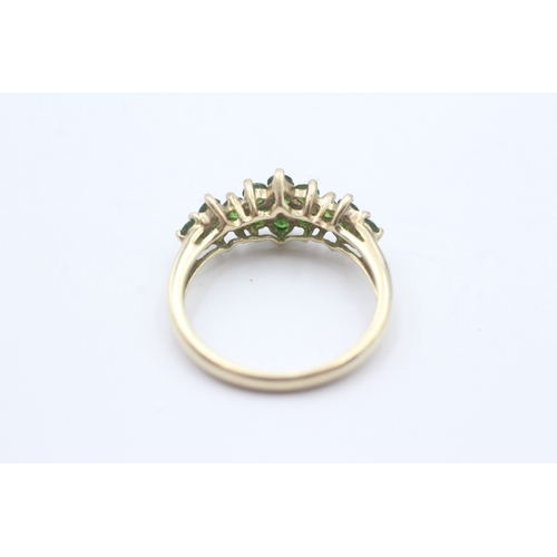 201 - 9ct gold green garnet flower cluster ring (2.2g) Size O