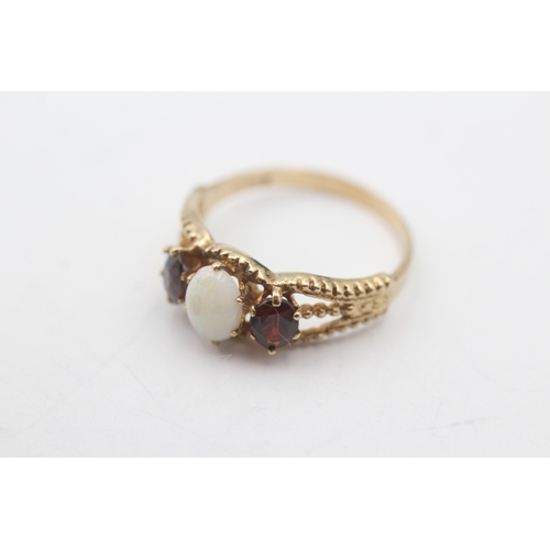 202 - 9ct gold garnet & opal dress ring (2.6g) Size Q