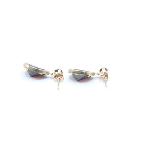 208 - 9ct gold garnet drop earrings (3.8g)