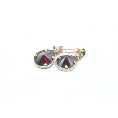 208 - 9ct gold garnet drop earrings (3.8g)