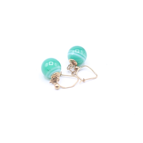 221 - 9ct gold polished green agate drop earrings (3.3g)