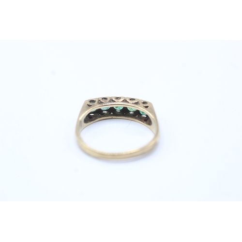 231 - 9ct gold emerald row ring (2.3g) Size N