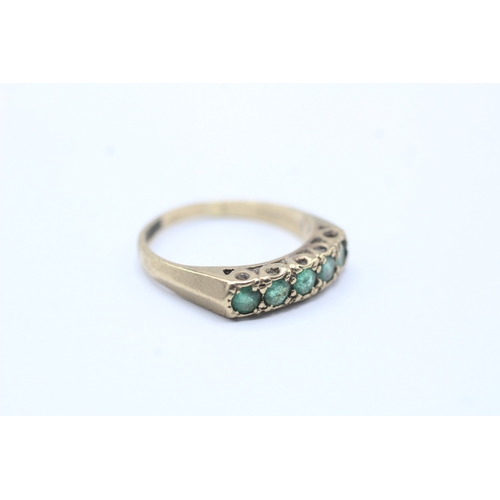 231 - 9ct gold emerald row ring (2.3g) Size N