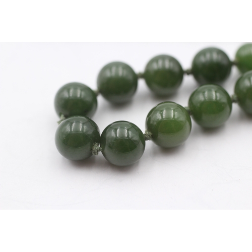 25 - 9ct gold graduated nephrite necklace (85.2g)