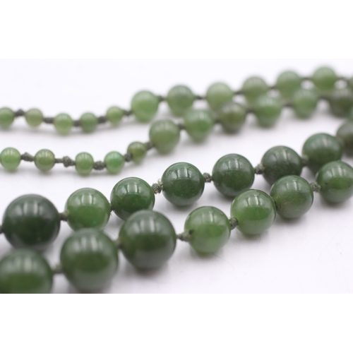 25 - 9ct gold graduated nephrite necklace (85.2g)