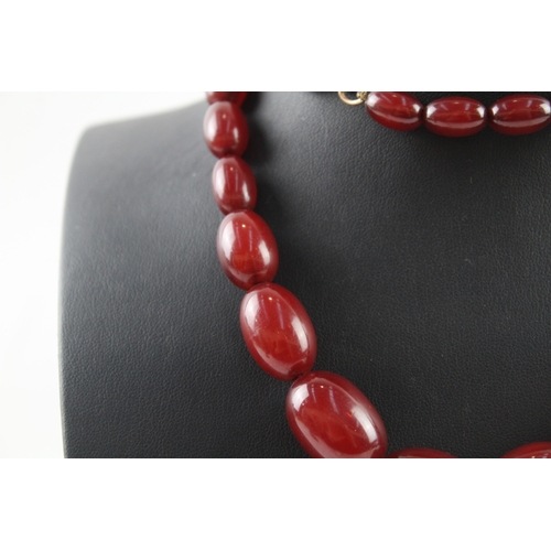 252 - Graduated Cherry Bakelite Beaded Necklace w/ Internal Streaking 40g