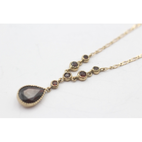 26 - 9ct gold pear shape garnet pendant on chain (2.9g)