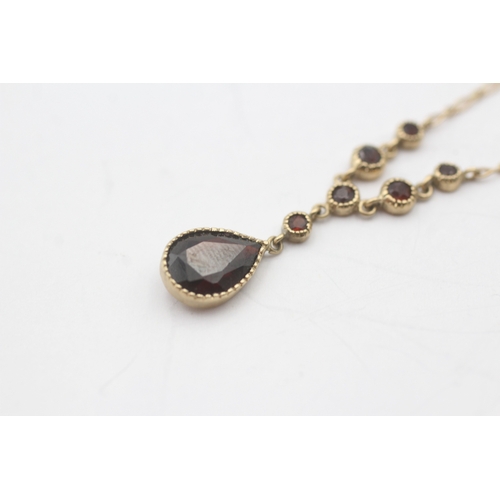 26 - 9ct gold pear shape garnet pendant on chain (2.9g)