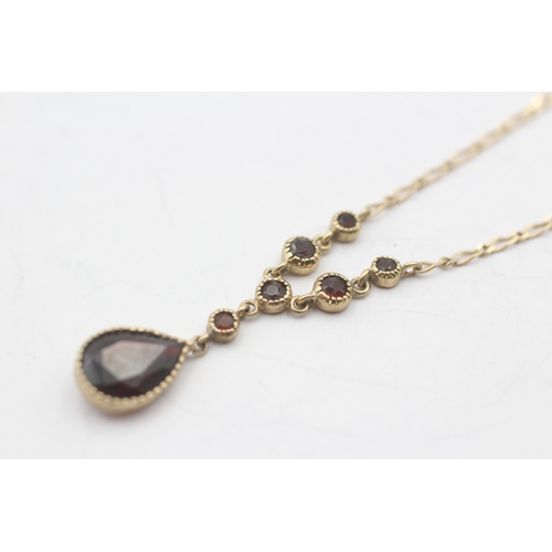 26 - 9ct gold pear shape garnet pendant on chain (2.9g)