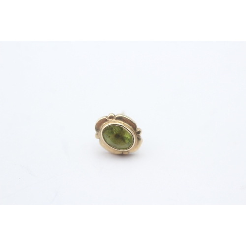 5 - 9ct gold peridot stud earrings (1.7g)