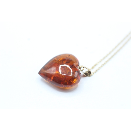 51 - 9ct gold amber heart pendant on chain (2.6g)