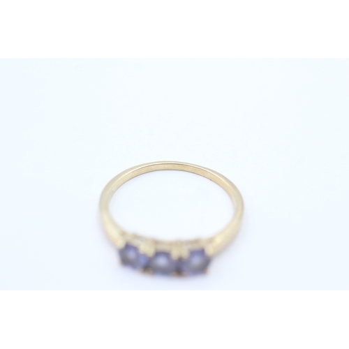 60 - 9ct gold blue gemstone trilogy ring (1.8g) Size Q