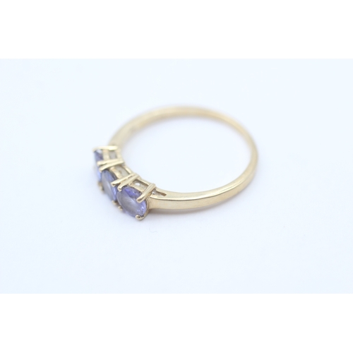 60 - 9ct gold blue gemstone trilogy ring (1.8g) Size Q