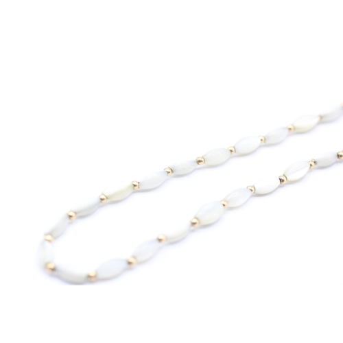 8 - 9ct gold mother of pearl necklace (6.2g)