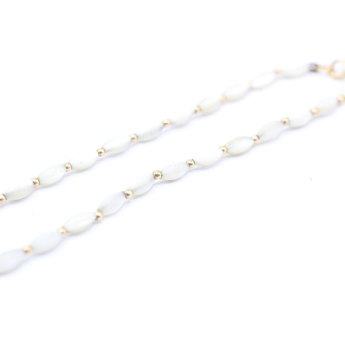 8 - 9ct gold mother of pearl necklace (6.2g)