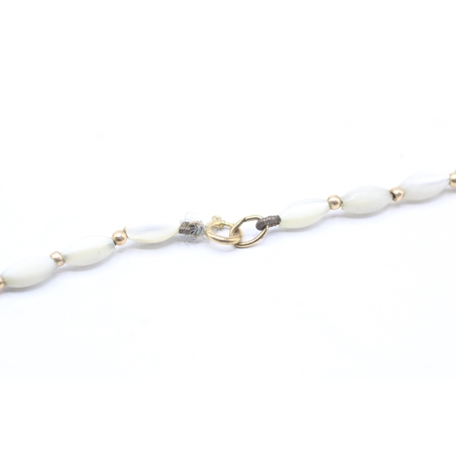 8 - 9ct gold mother of pearl necklace (6.2g)