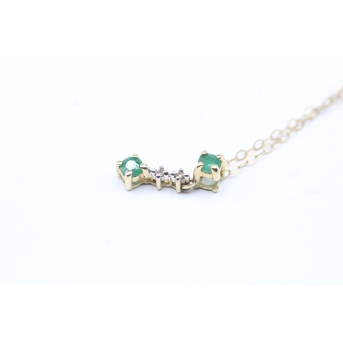 86 - 9ct gold emerald and diamond bar pendant on chain (0.9g)