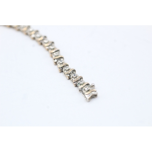 89 - 9ct gold diamond link bracelet (5g)