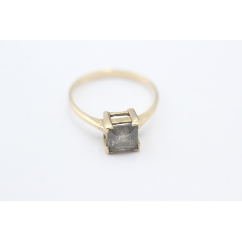 105 - 9ct gold square cut labradorite dress ring (1.8g) Size N