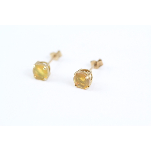 111 - 9ct gold round cut opal stud earrings (0.9g)