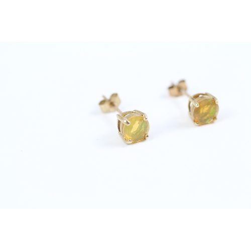 111 - 9ct gold round cut opal stud earrings (0.9g)