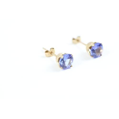 121 - 9ct gold round cut blue gemstone stud earrings (1g)