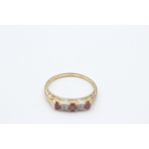 123 - 9ct gold vintage ruby & diamond ring with a patterned gallery (2g) Size O