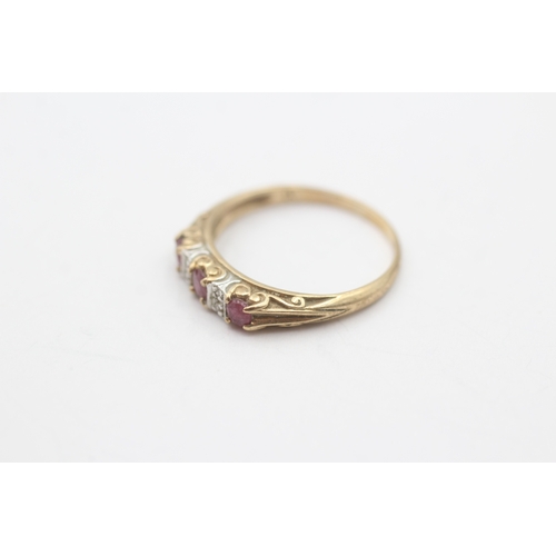 123 - 9ct gold vintage ruby & diamond ring with a patterned gallery (2g) Size O