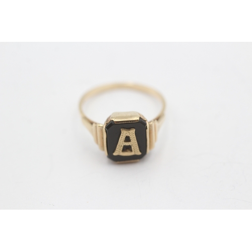 130 - 9ct gold black onyx initial ring (2g) Size M