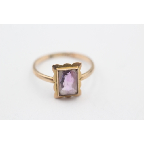 132 - 9ct gold rectangle set amethyst ring (2.3g) Size R