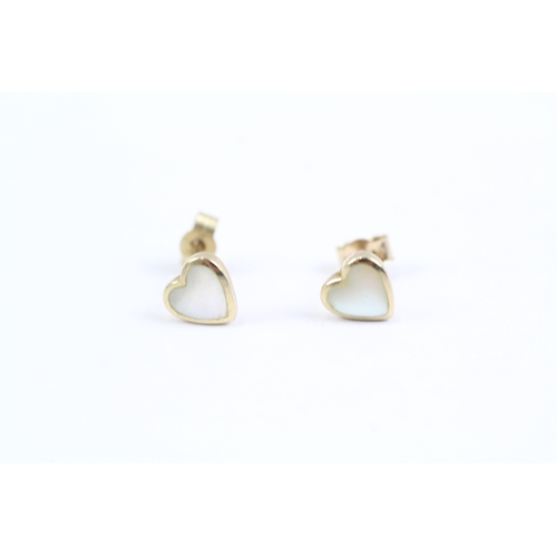 137 - 9ct gold heart cut mother of pearl stud earrings (0.6g)