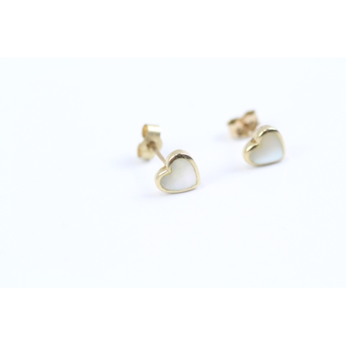 137 - 9ct gold heart cut mother of pearl stud earrings (0.6g)