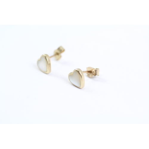 137 - 9ct gold heart cut mother of pearl stud earrings (0.6g)