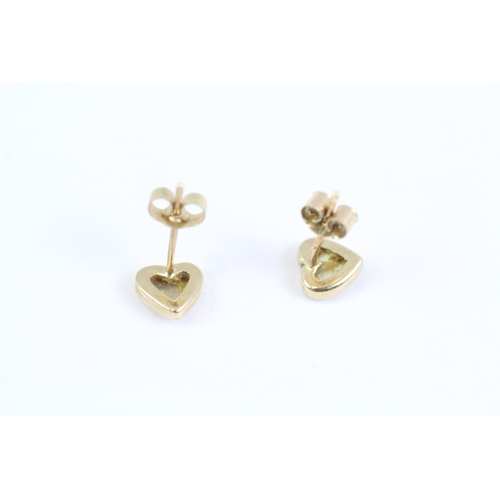 137 - 9ct gold heart cut mother of pearl stud earrings (0.6g)