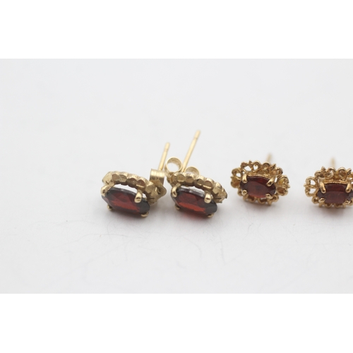 14 - 2 x 9ct gold garnet stud earrings (1.7g)