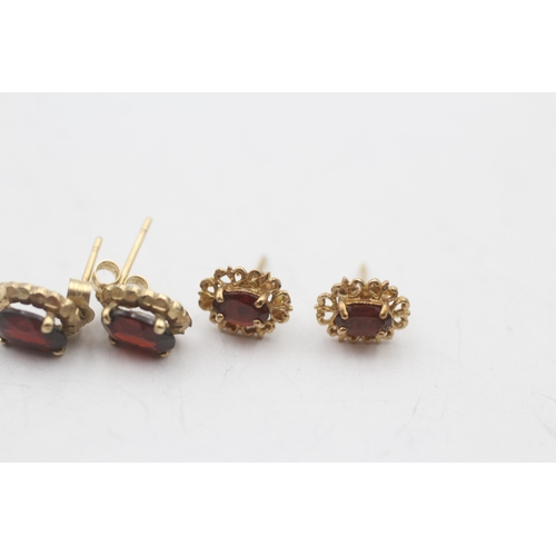 14 - 2 x 9ct gold garnet stud earrings (1.7g)