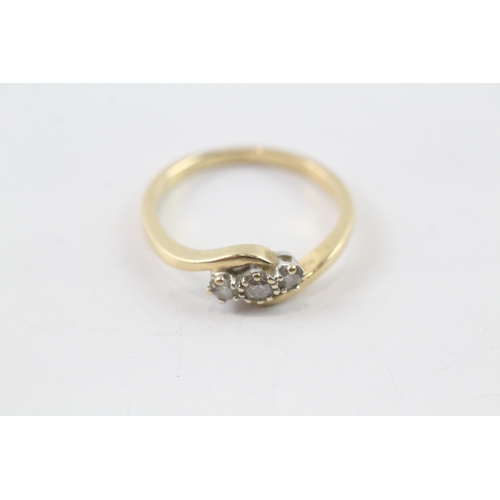 149 - 18ct gold vintage diamond trilogy ring (3.4g) Size P