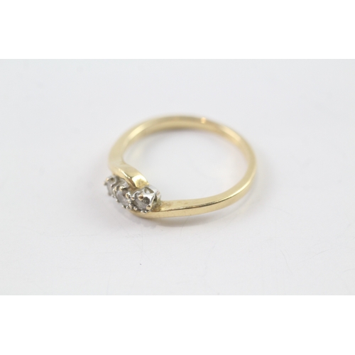 149 - 18ct gold vintage diamond trilogy ring (3.4g) Size P