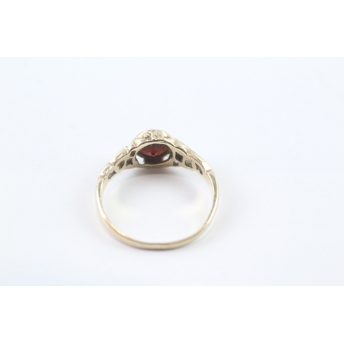 168 - 9ct gold vintage garnet patterned dress ring (2.2g) Size P