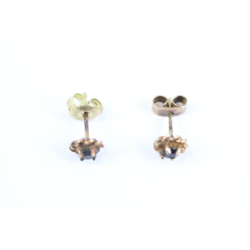 172 - 9ct gold sapphire stud earrings (0.9g) Size N