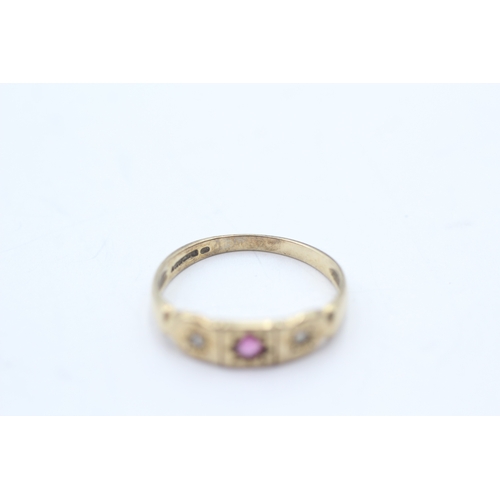 18 - 9ct gold vintage ruby & diamond trilogy ring (1.8g) Size M