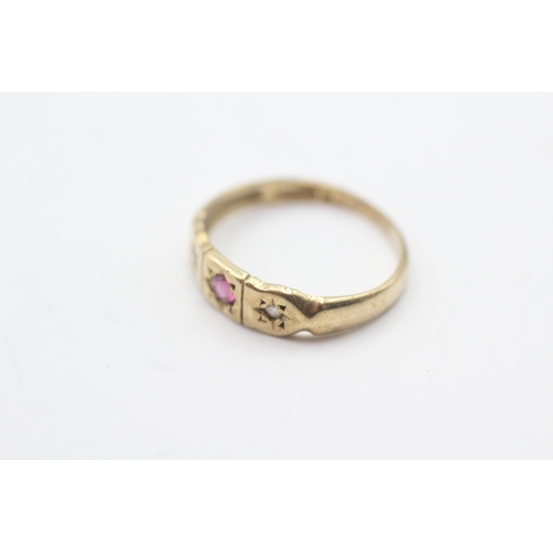 18 - 9ct gold vintage ruby & diamond trilogy ring (1.8g) Size M