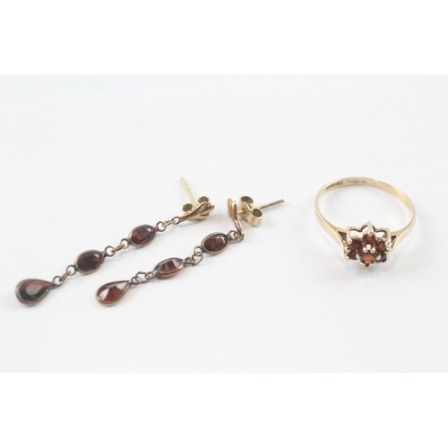 194 - 2 x 9ct gold garnet earring and ring set (2.4g) Size K 1/2