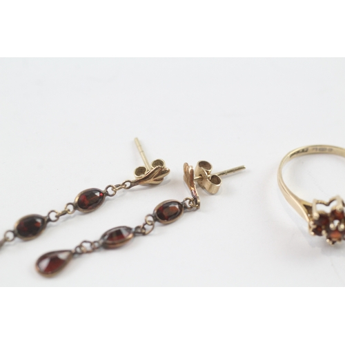 194 - 2 x 9ct gold garnet earring and ring set (2.4g) Size K 1/2